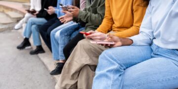 Americans are quietly abandoning the daily habit that billionaires say set them up for success—and it could have lasting consequences