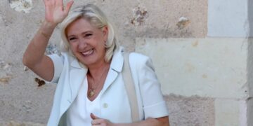 Le Pen extends lead in French election poll after court ruling