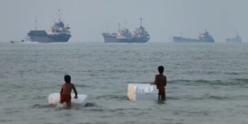 Who Really Controls the Strait of Hormuz?