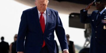 Trump taunted by former official after ‘latest corrupt feat’ hands Dems powerful ‘gift’