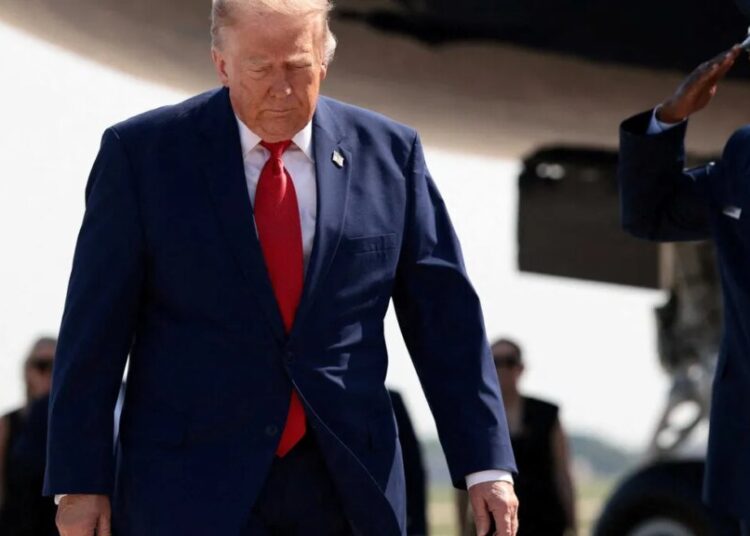Trump taunted by former official after ‘latest corrupt feat’ hands Dems powerful ‘gift’