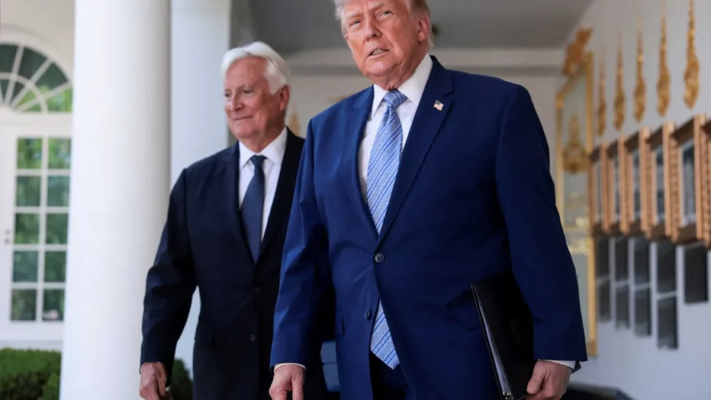 Analysts taken aback by extended Trump ovation