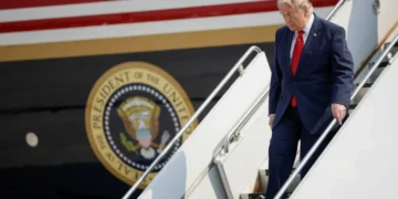 ‘Planemaxxing’: report finds U.S. blew classified cash on fancy and unsafe Trump jet