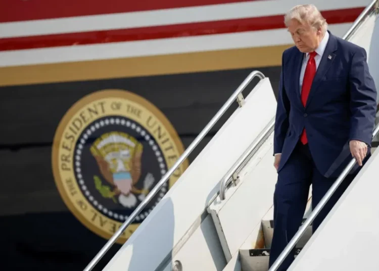 ‘Planemaxxing’: report finds U.S. blew classified cash on fancy and unsafe Trump jet