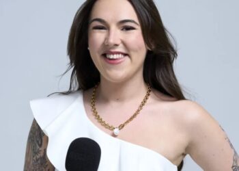 This millennial job-hopped every 6 months to $90K by the time she was 23—she left it all behind to become a salary negotiation guru