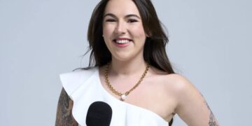 This millennial job-hopped every 6 months to $90K by the time she was 23—she left it all behind to become a salary negotiation guru