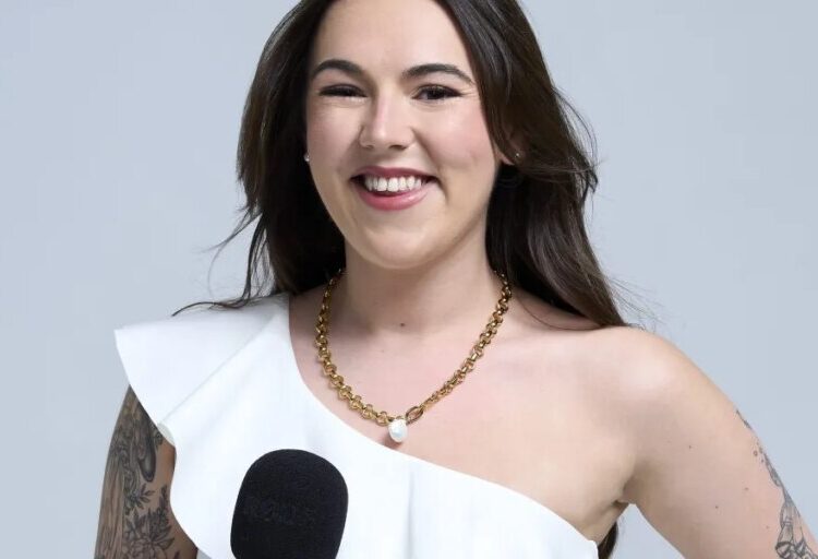 This millennial job-hopped every 6 months to $90K by the time she was 23—she left it all behind to become a salary negotiation guru