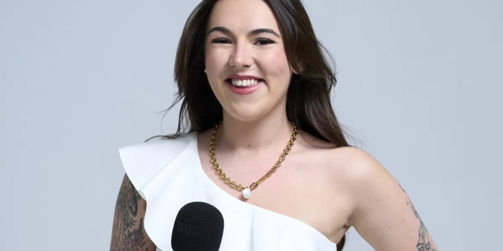 This millennial job-hopped every 6 months to $90K by the time she was 23—she left it all behind to become a salary negotiation guru