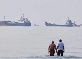 The U.S. and Iran pause attacks on each other for a second straight day while Tehran continues talks with Oman over Hormuz