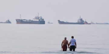 The U.S. and Iran pause attacks on each other for a second straight day while Tehran continues talks with Oman over Hormuz