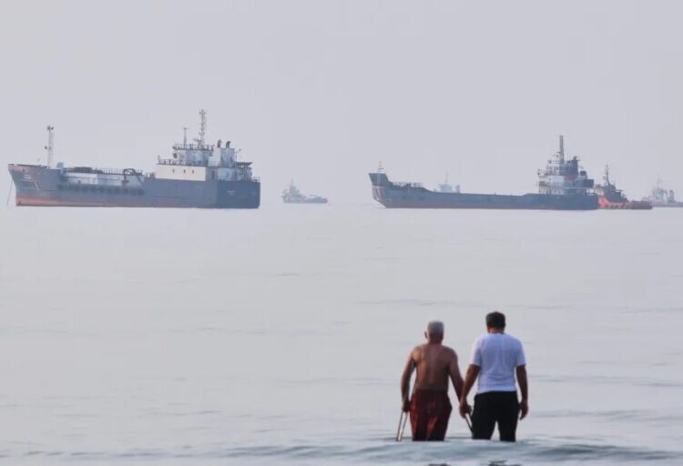 The U.S. and Iran pause attacks on each other for a second straight day while Tehran continues talks with Oman over Hormuz