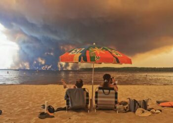 Photos: Wildfires Rage Across France and Spain