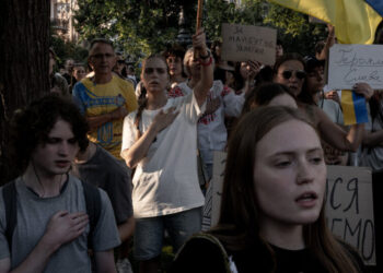 Ukraine’s Top General Becomes a Target of Protesters’ Anger