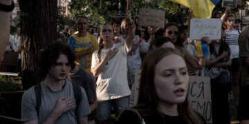 Ukraine’s Top General Becomes a Target of Protesters’ Anger