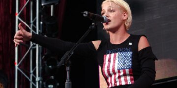 4 Times a Cringey 2000s Hit Was Actually a Perfect Pop Song
