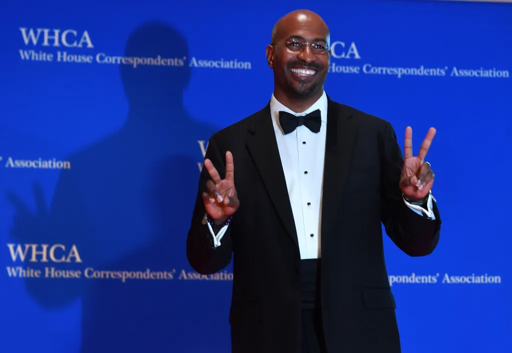 Commentator Van Jones smiling and giving a peace sign at the White House Correspondents Dinner 2017.