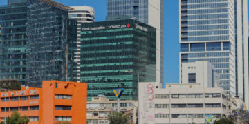 Israeli Banks Threaten to Cut Off Palestinian Economy, Deepening Crisis