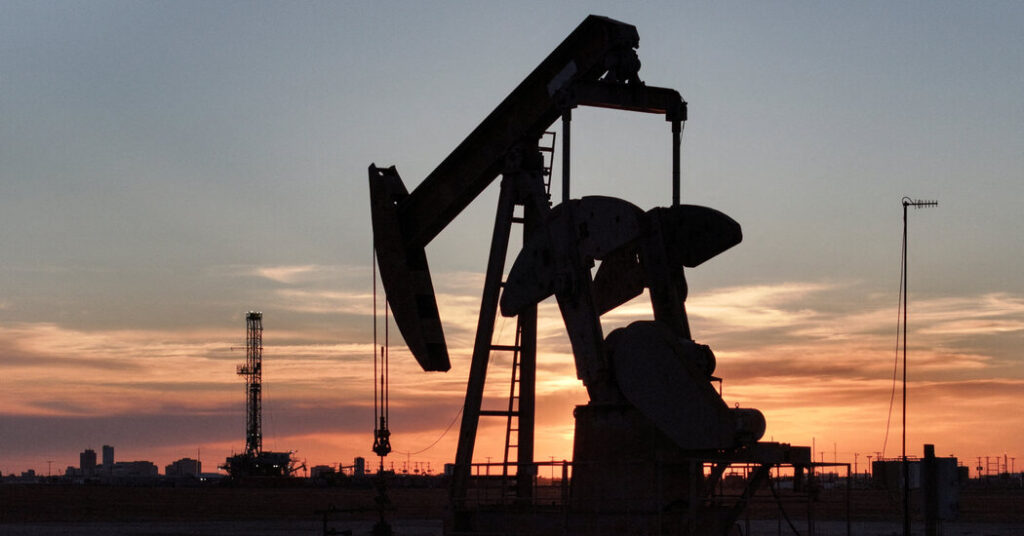 Even as War Rages, Investors Bet Oil Will Be Cheaper in a Few Months
