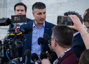 House Again Rebukes Trump on Iran War