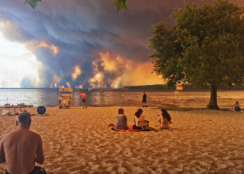 Wildfires in France and Spain Drive Tens of Thousands From Their Homes