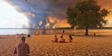 Wildfires in France and Spain Drive Tens of Thousands From Their Homes