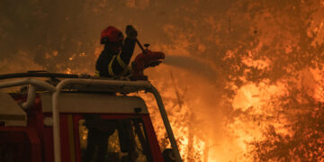 Hundreds of Thousands Flee Fires in France and Spain as Help Pours In
