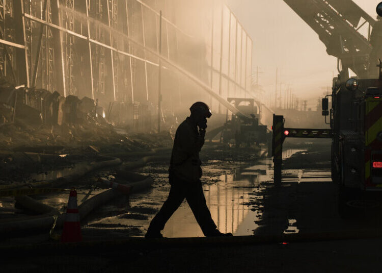 L.A. Warehouse Fire Leaves Behind Rats, Flies and an Unending Stench