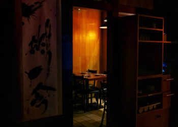 Tossed Tuna and Furloughed Workers: Midtown’s ‘Frozen Zone’ Scrapes By