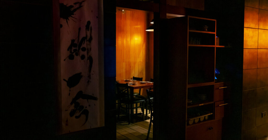 Tossed Tuna and Furloughed Workers: Midtown’s ‘Frozen Zone’ Scrapes By