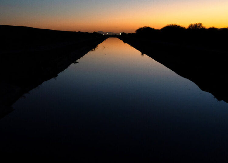 U.S. Raises Threat of Steep Water Cuts in Lower Colorado River Basin