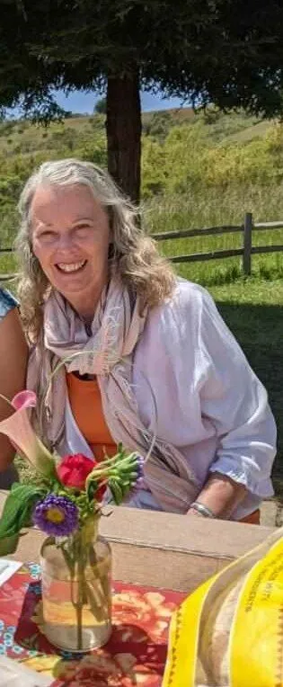 Rachell Summers, a 73-year-old artist, smiles outdoors.