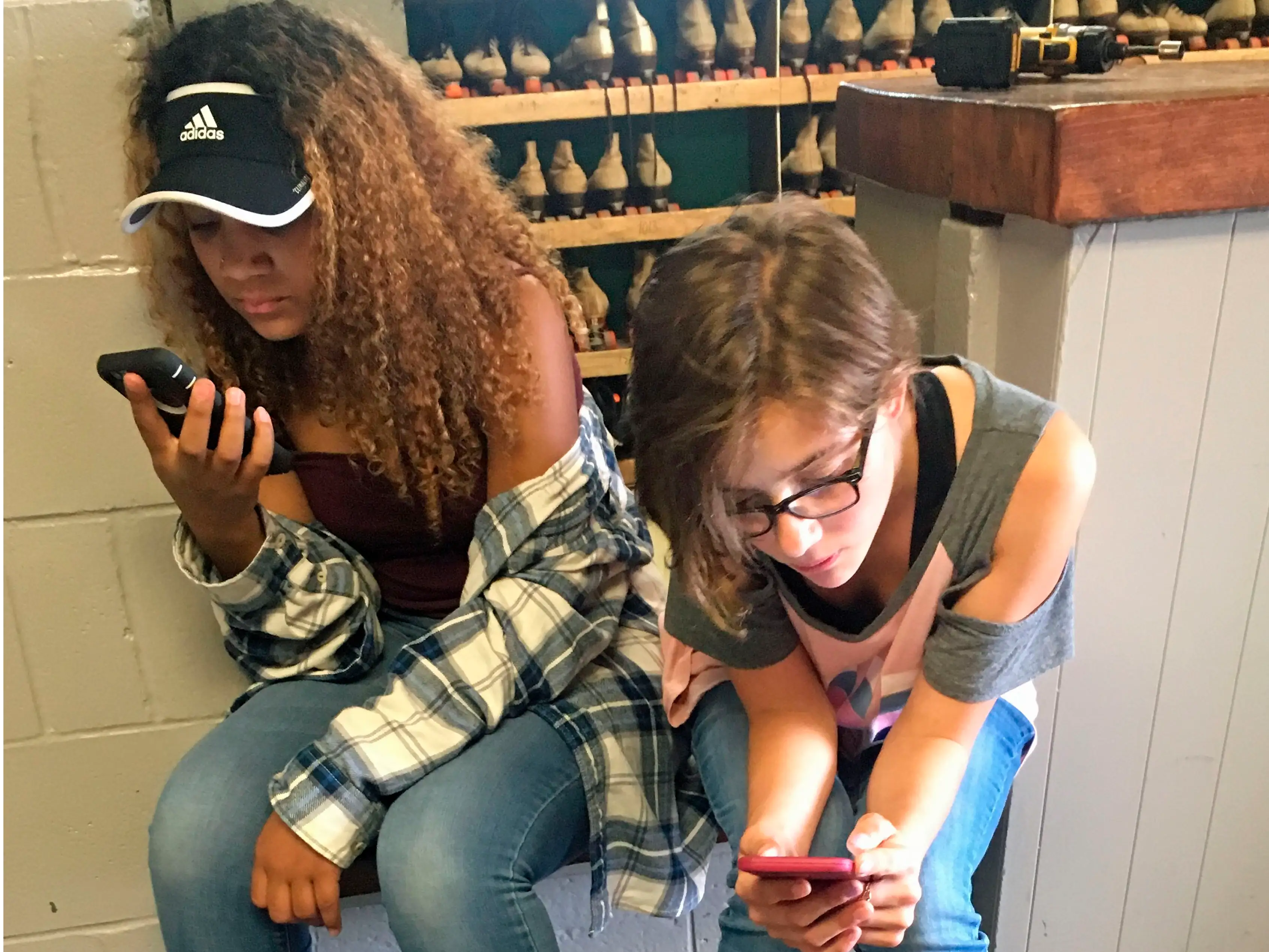 kids using iphones