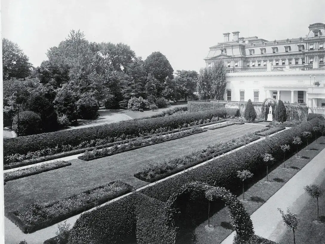 The White House Rose Garden in 1913.
