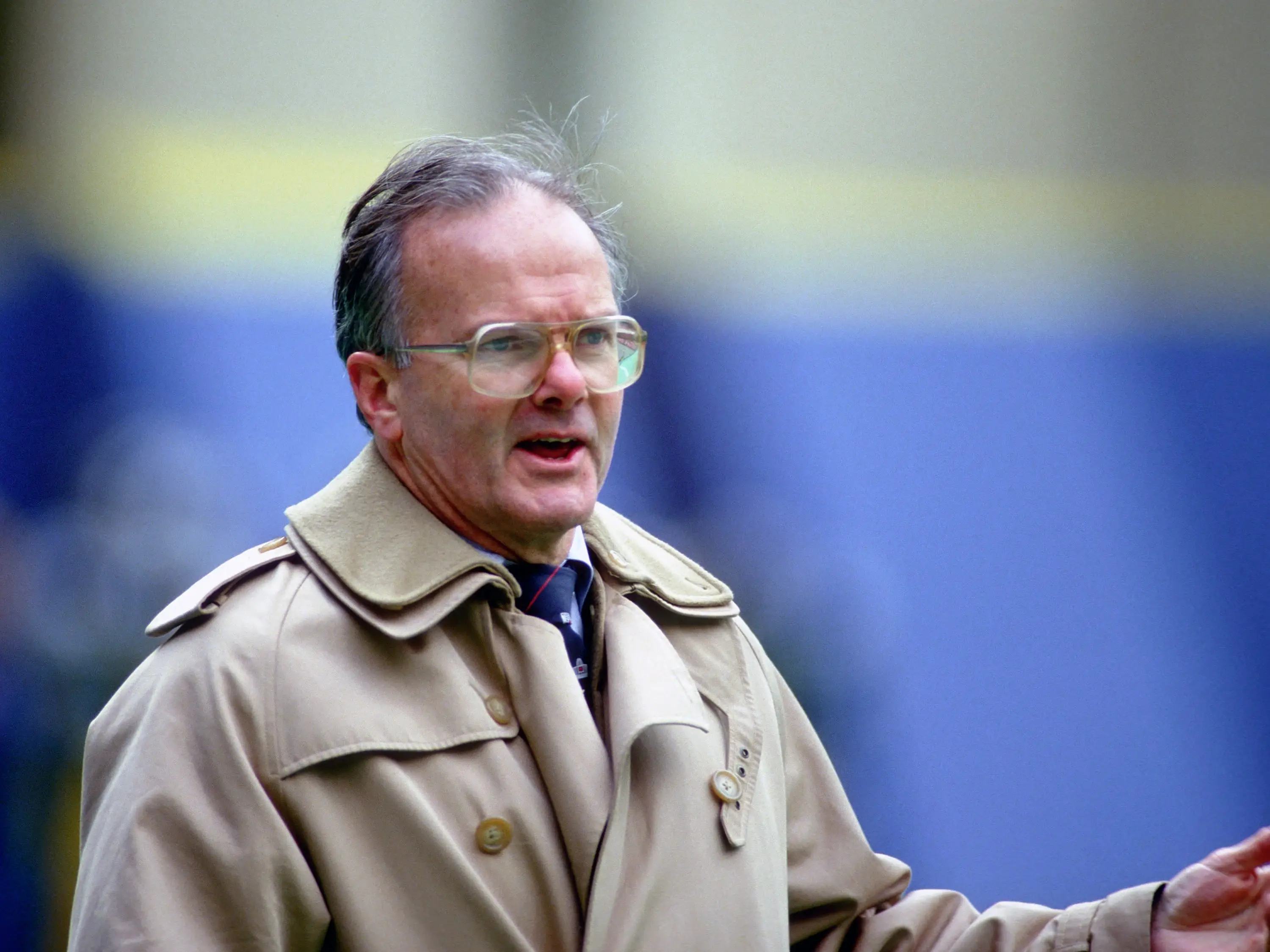 Lamar Hunt looked on before a 1986 game between the Kansas City Chiefs and Pittsburgh Steelers.