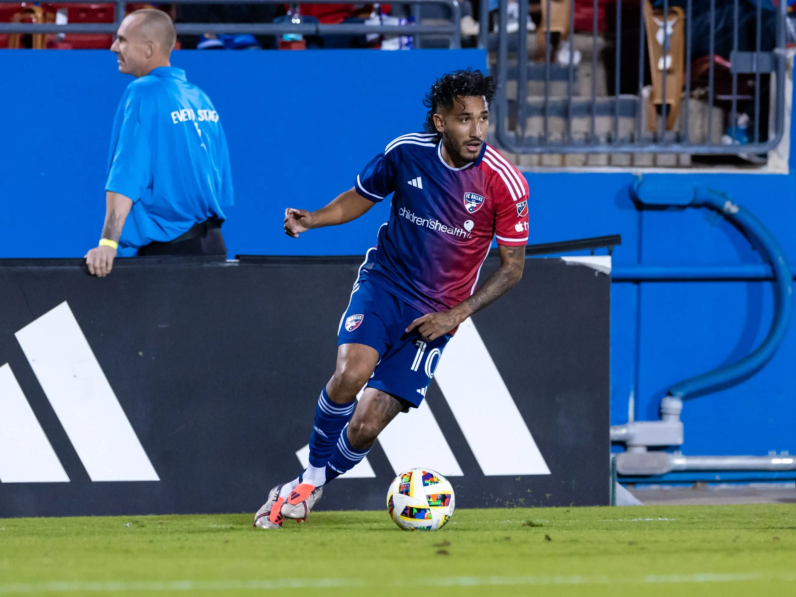 Jesus Ferreira, #10 of FC Dallas, dribbled during a 2024 game against Sporting Kansas City.