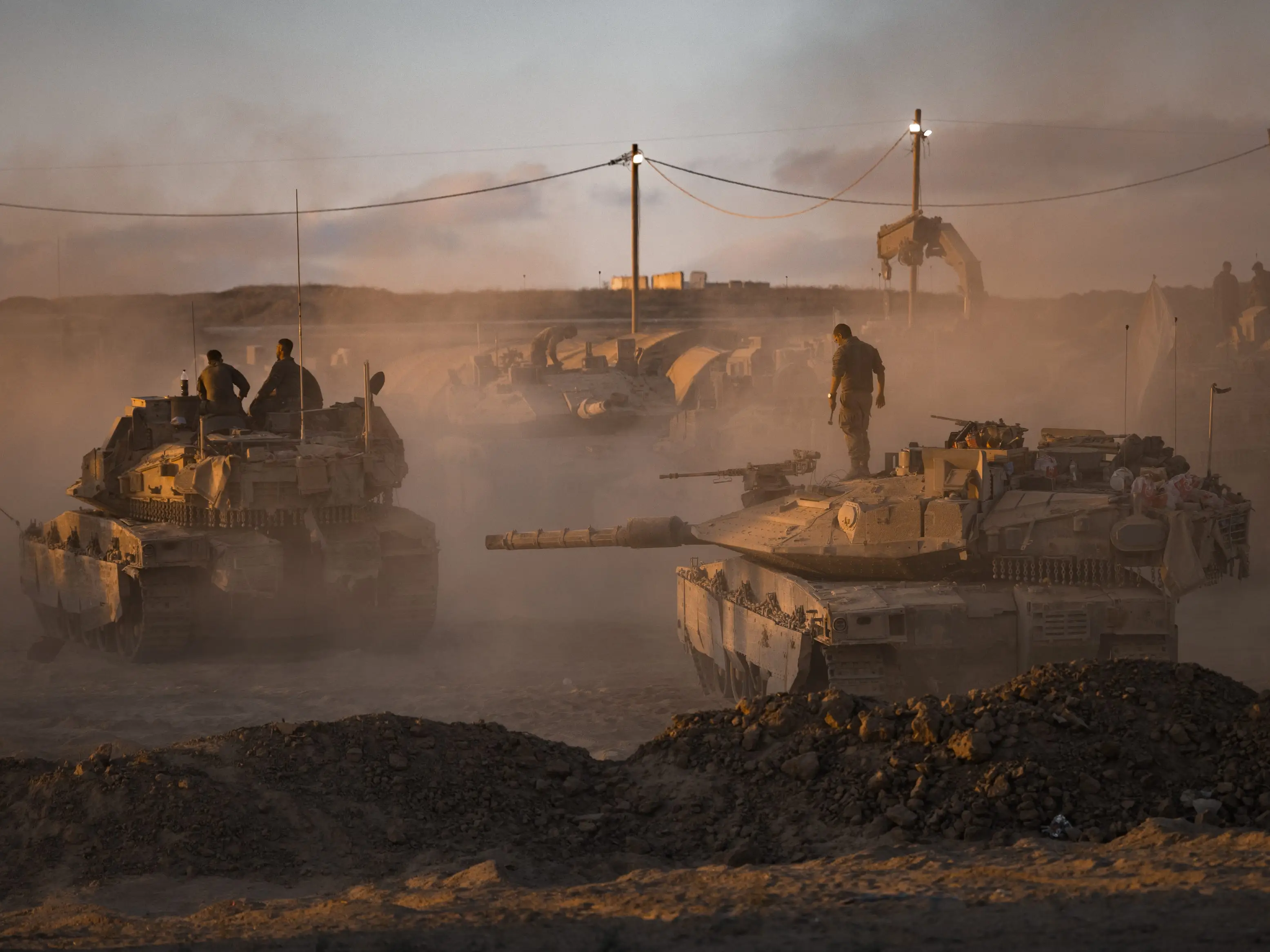 IDF soldiers prepare tanks on August 18, 2025 near the Gaza Strip's northern borders