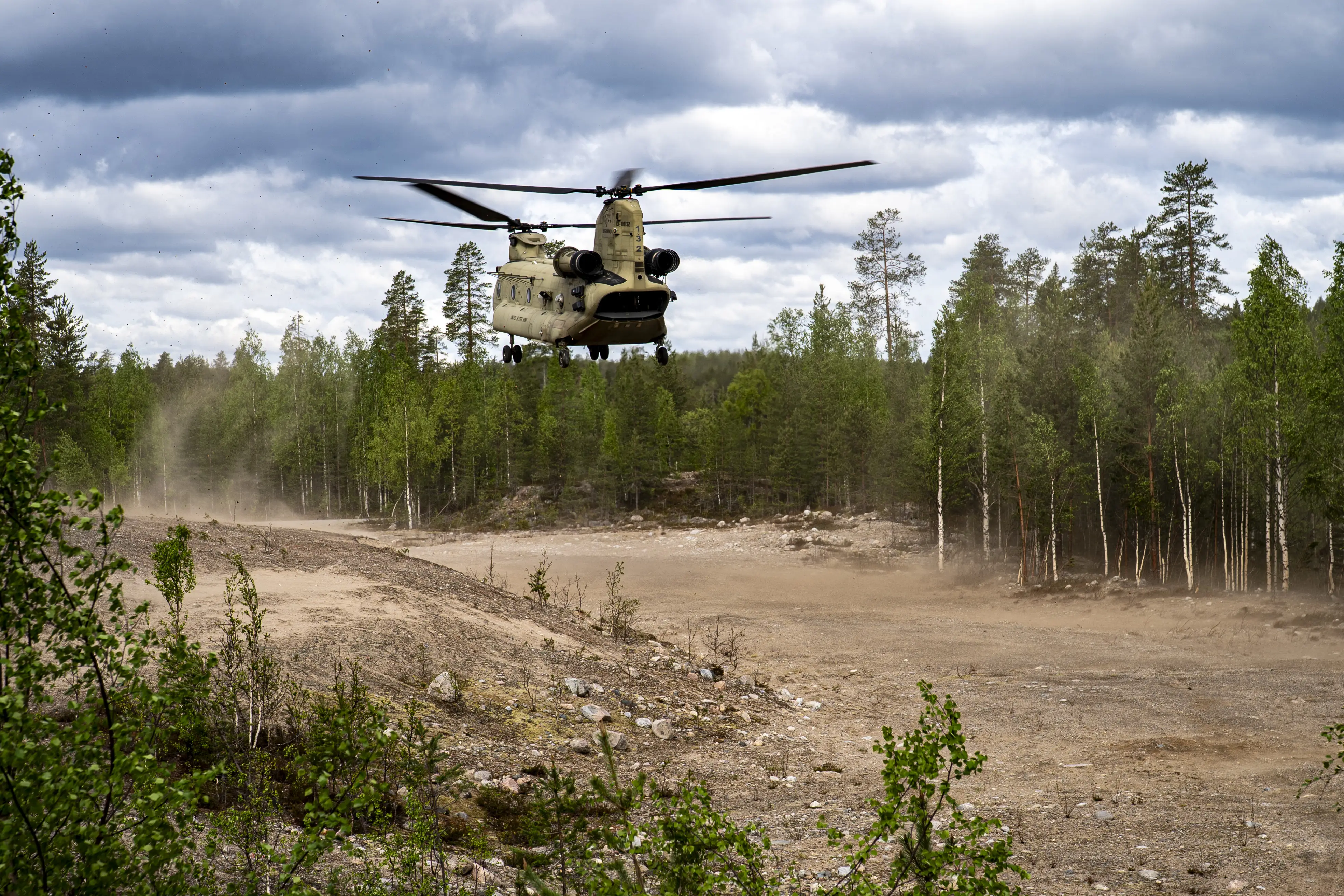 A US Chinook helicopter carrying British paratroopers took part in NATO exercises, led by the Finnish military, at a training ground less than 30 miles from the Russian border.