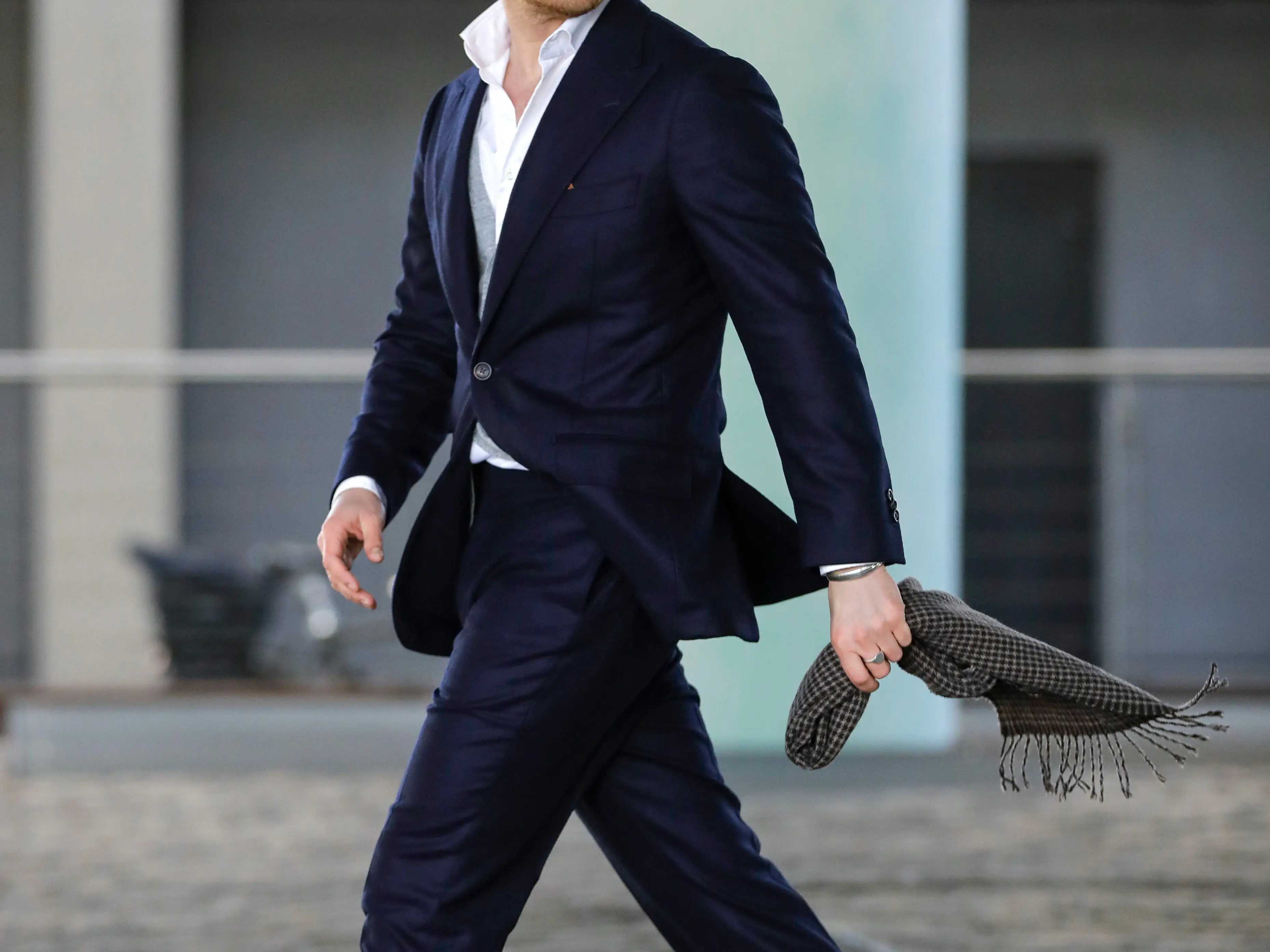 Influencer Johannes Laschet (son of prime minister NRW Armin Laschet) wearing dark brown Oxford shoes by Scarosso, a dark blue suit by Proper Cloth, a white button down shirt and a brown scarf