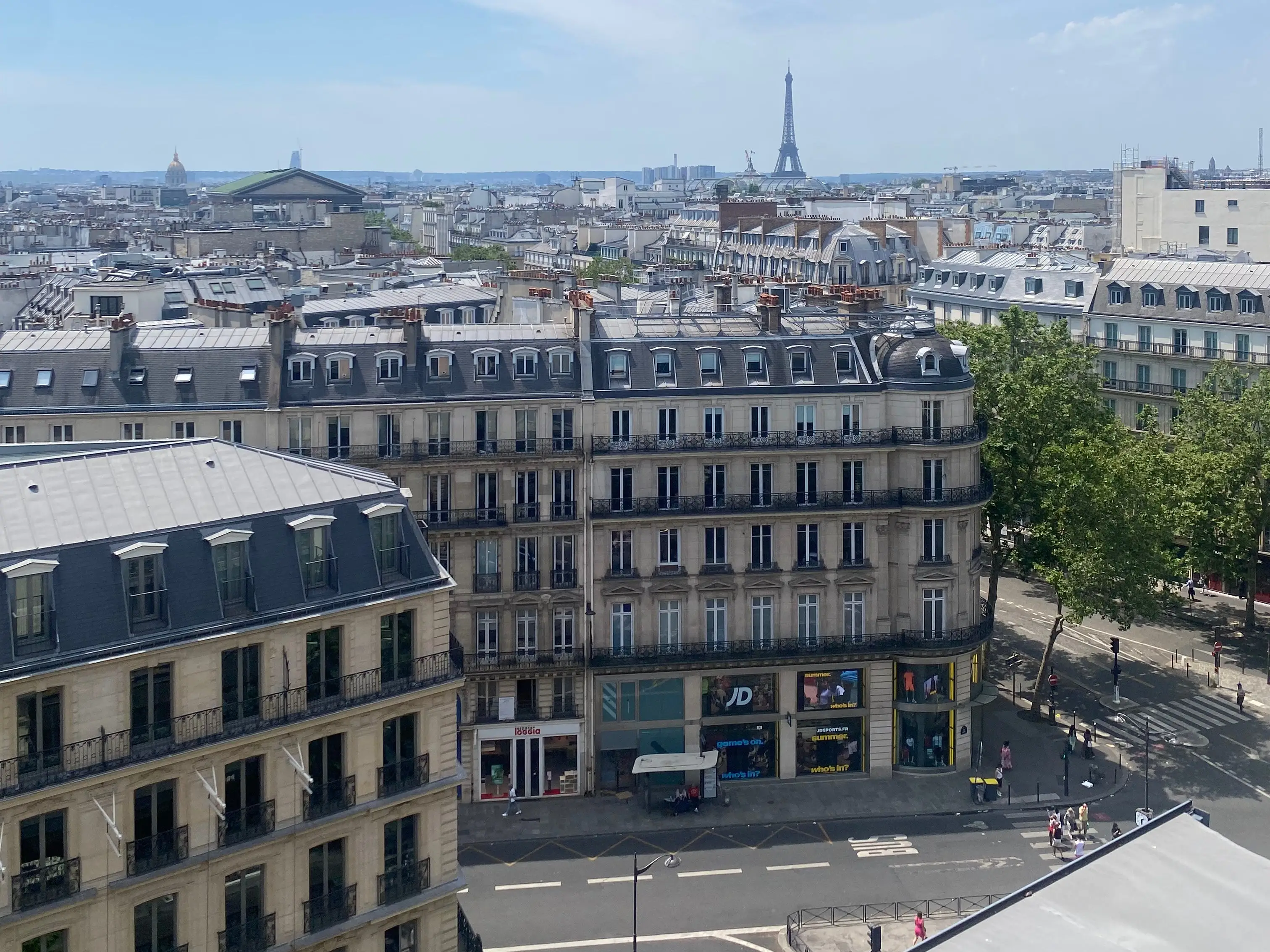 Aerial view of Paris buildings, eiffel tower