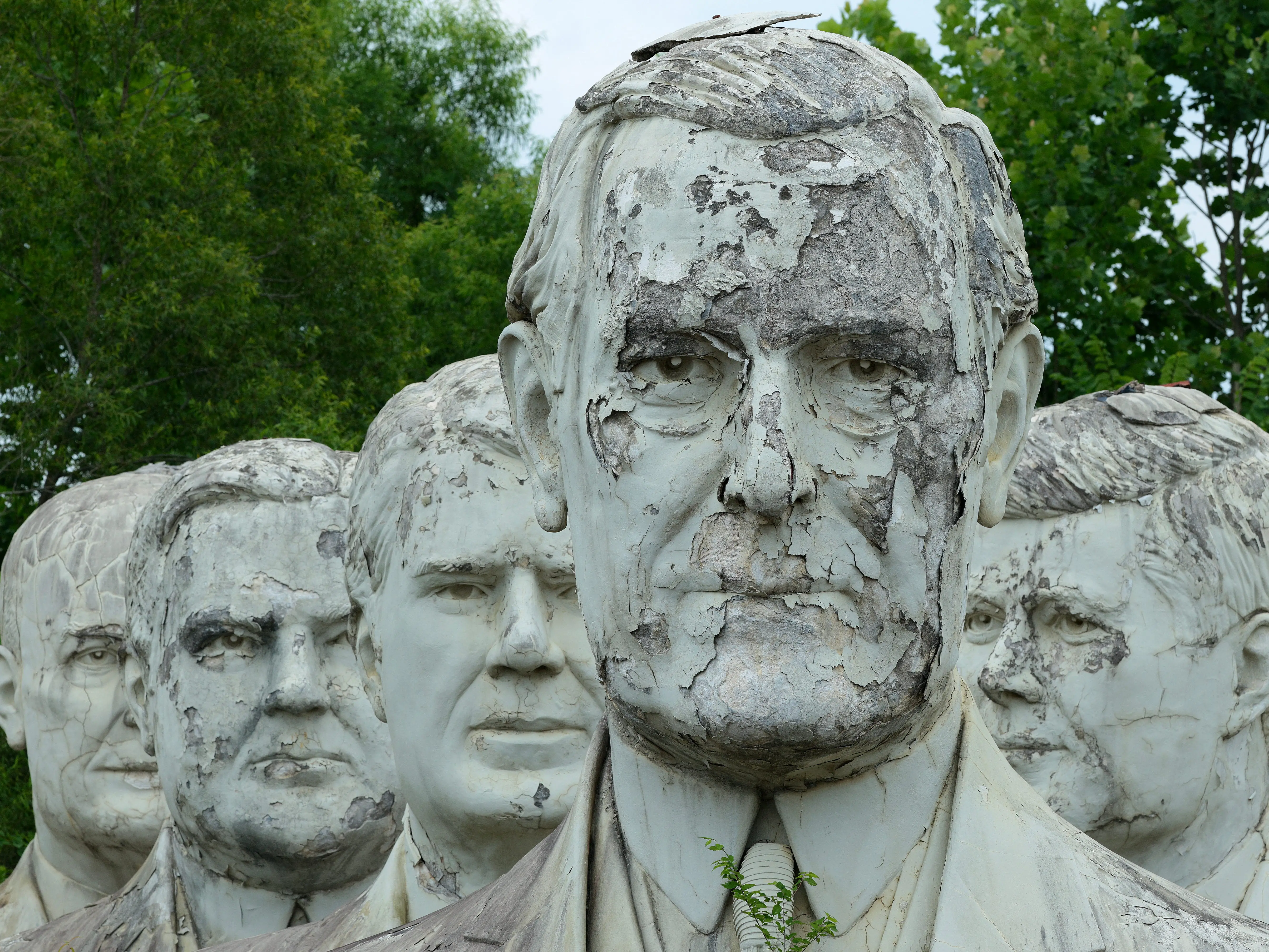 Damaged presidential statues
