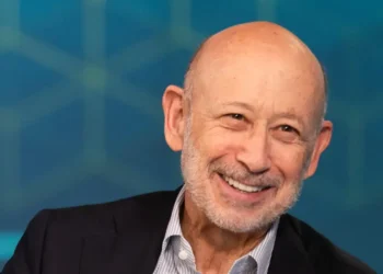 What ex-Goldman CEO Lloyd Blankfein had to learn about being rich — and how he’s crushing retirement