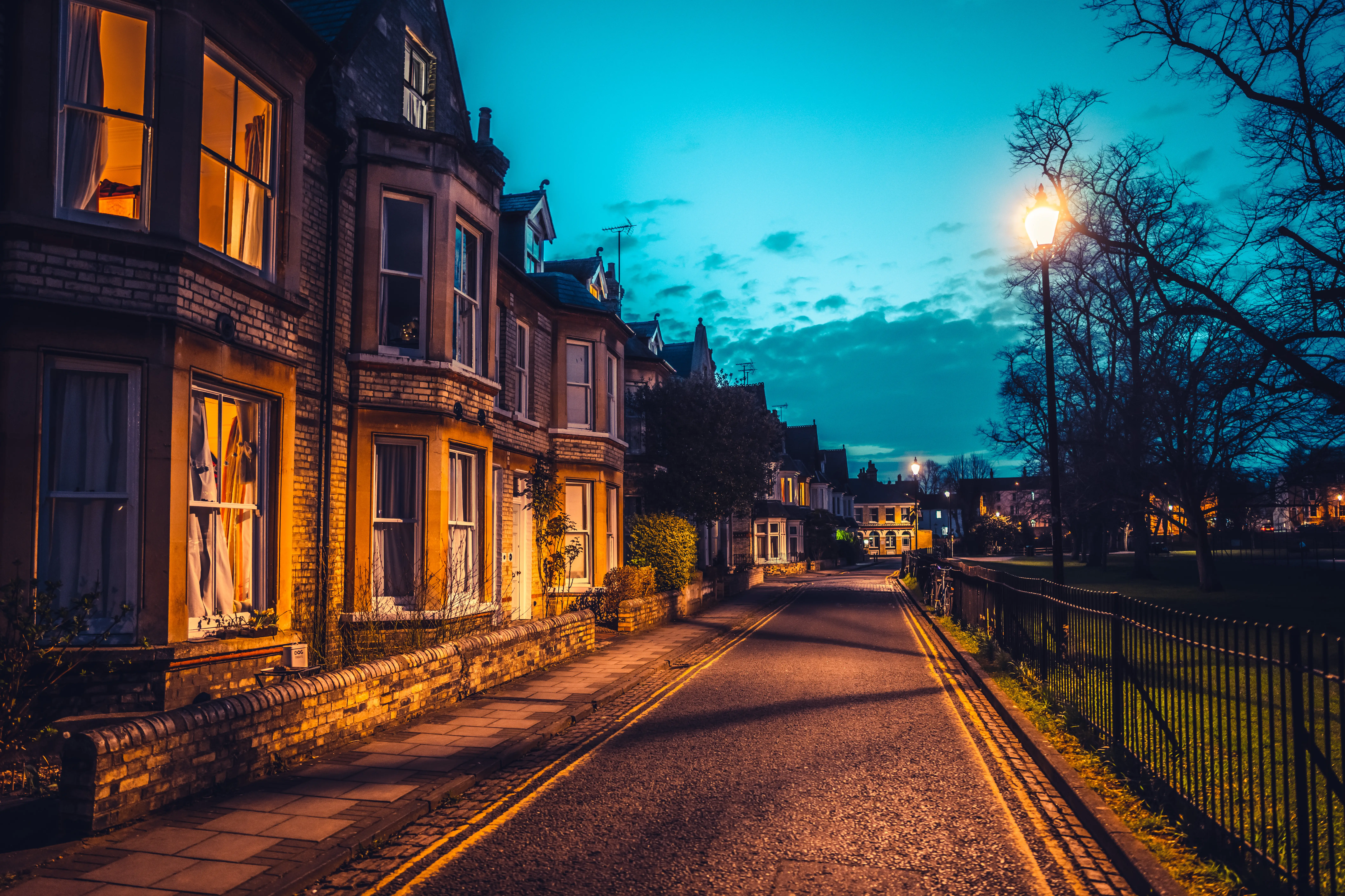 Cobblestone street in Camrbidge at night