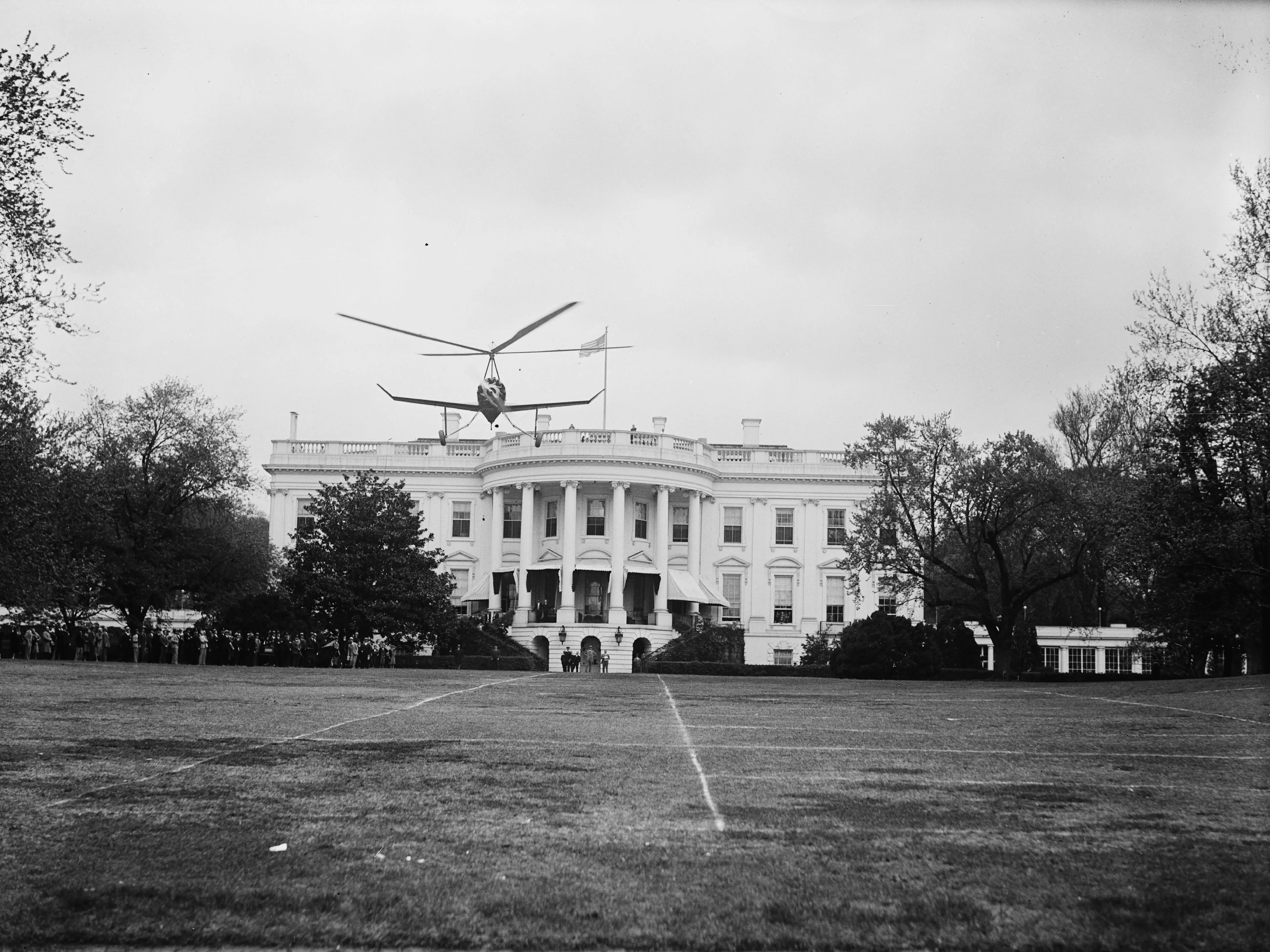 A helicopter lands on White House South Lawn