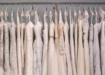 I worked at a bridal salon for 7 years. Here are 6 big mistakes I saw brides make when buying a wedding dress.