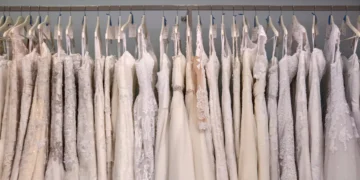 I worked at a bridal salon for 7 years. Here are 6 big mistakes I saw brides make when buying a wedding dress.