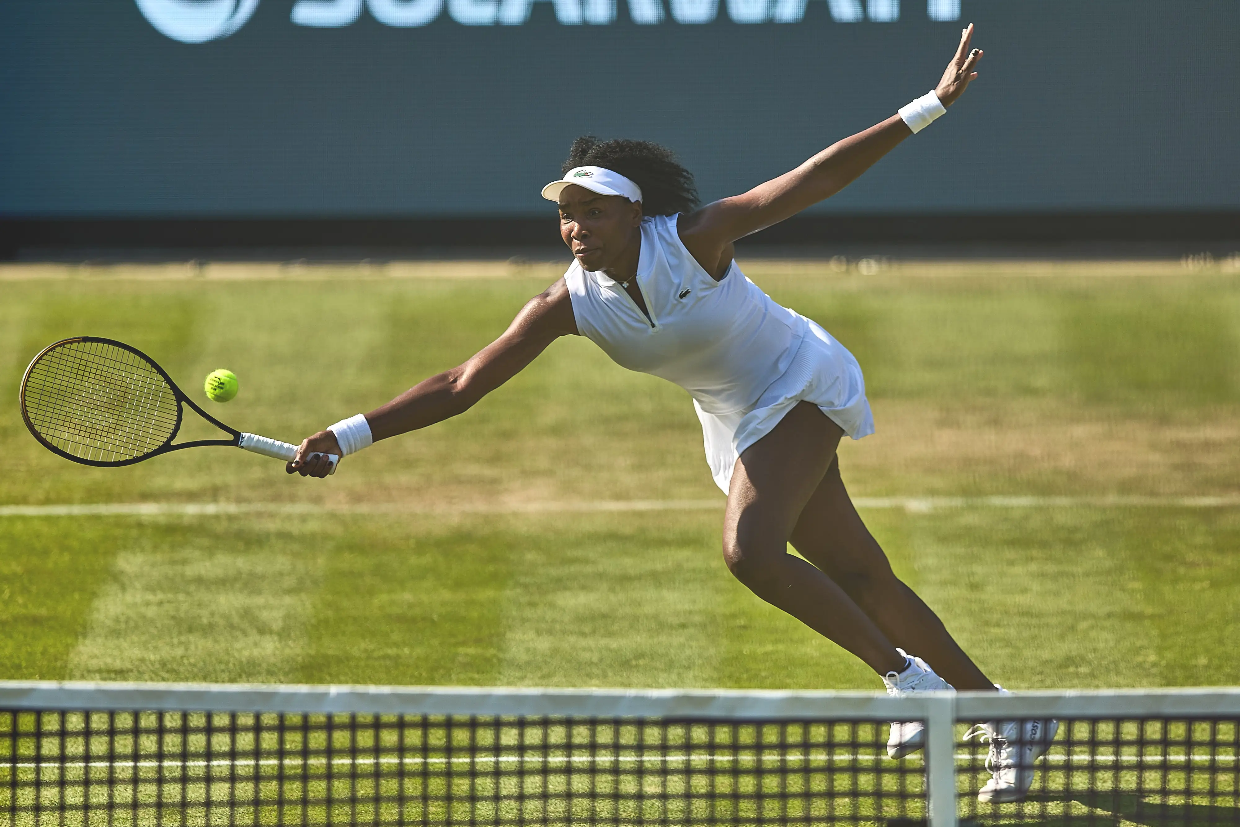 22 June 2026, Hesse, Bad Homburg: Tennis: Bad Homburg Open, Day 2 of the Main Draw, First Round: Match: Venus Williams (USA) vs. Irina-Camelia Begu (Romania): Venus Williams hits a forehand at the net Photo: Fotoreport-DB/dpa (Photo by Fotoreport-DB/picture alliance via Getty Images)