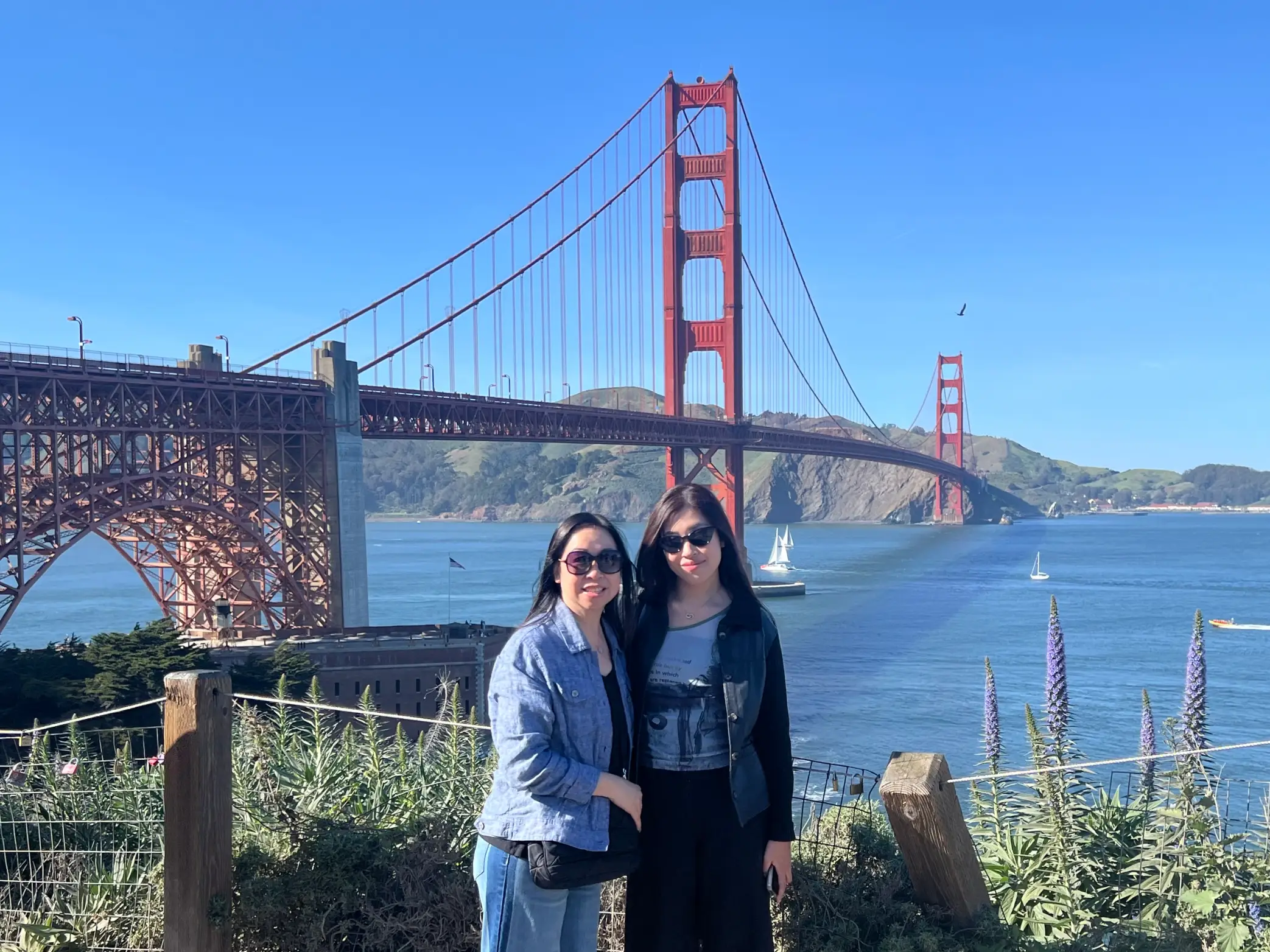 Erika Lee and her mum are standing in front of the Golden Gate Bridge