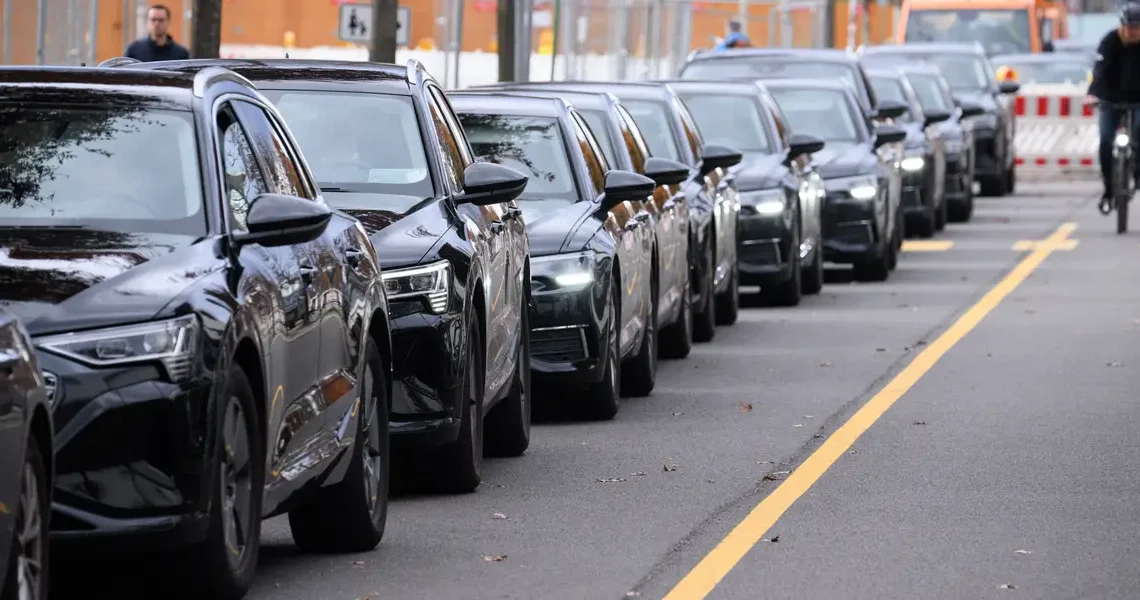 I chauffeur execs as a side hustle. I rely on their tips more than base pay to make money.