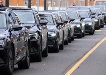 I chauffeur execs as a side hustle. I rely on their tips more than base pay to make money.