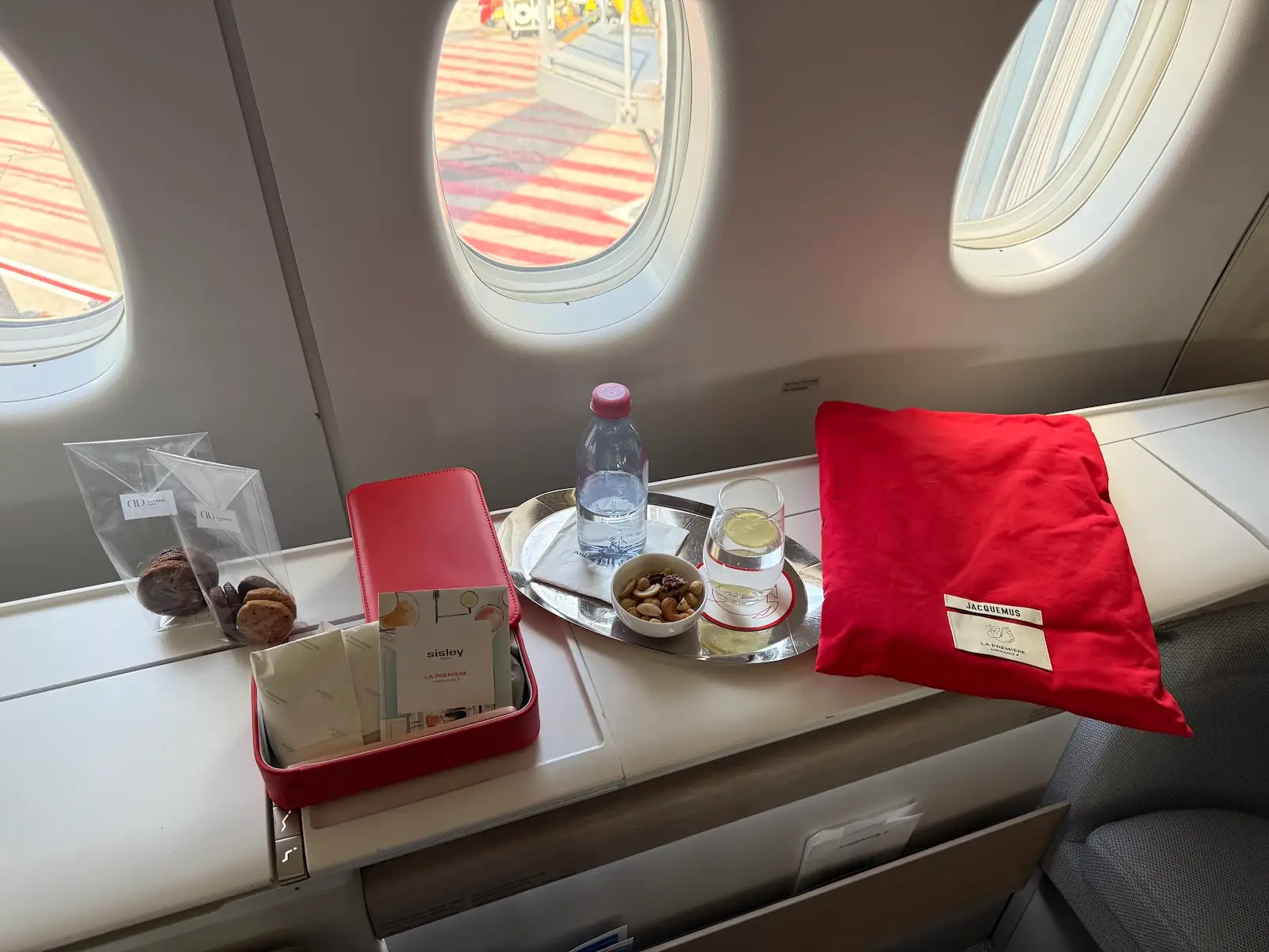 Amenity kit in La Prèmiere class spread on ledge